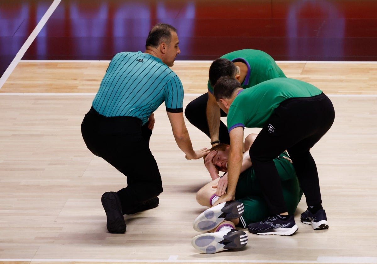 Alberto Díaz se duele en el suelo tras lesionarse.