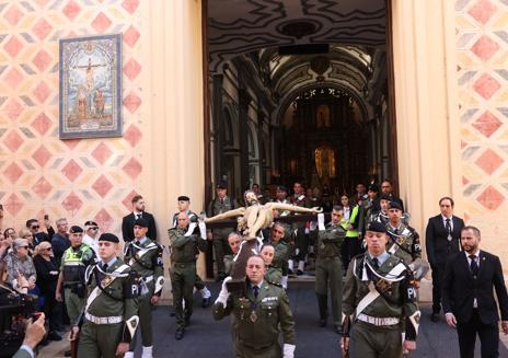 Imagen secundaria 1 - El Cristo de Ánimas de Ciegos sale de San Juan a hombros de la Brigada Paracaidista