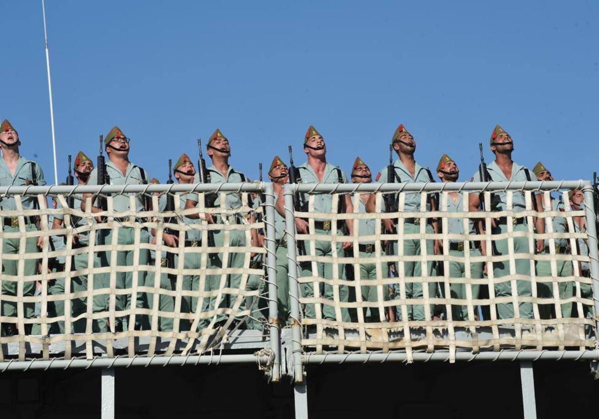 Legionarios, en el barco que les trasladaba a Málaga antes del desembarco de 2022.