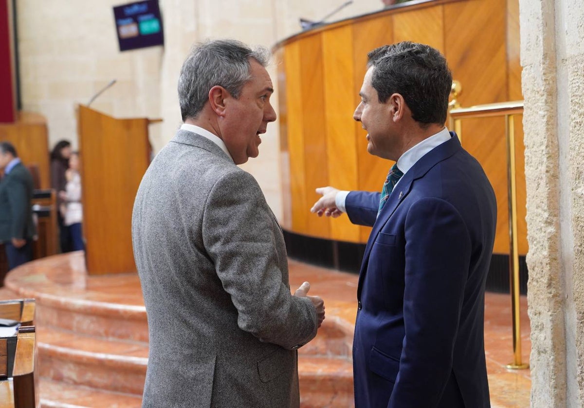 Juan Espadas y Juanma Moreno, en una sesión plenaria del Parlamento.