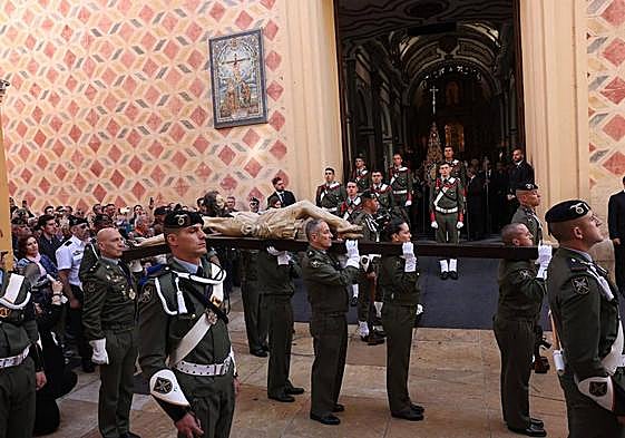 El Cristo de Ánimas de Ciegos sale de San Juan a hombros de la Brigada Paracaidista