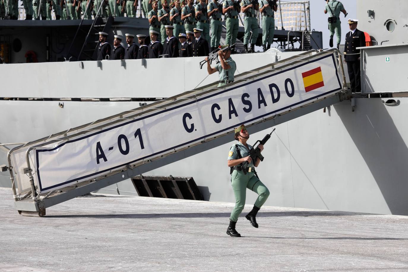 Las mejores fotos del desembarco de la Legión y del traslado del Cristo de Mena