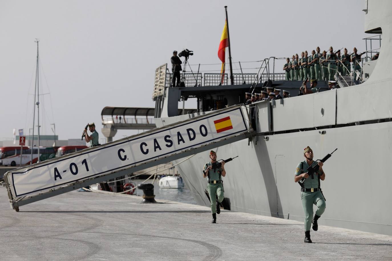 Las mejores fotos del desembarco de la Legión y del traslado del Cristo de Mena