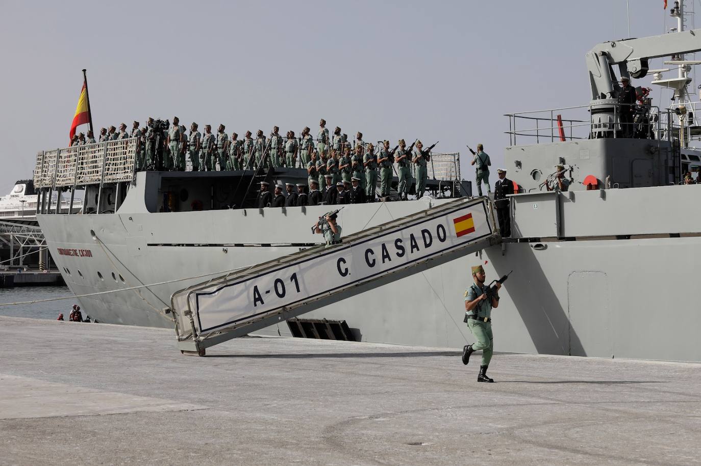 Las mejores fotos del desembarco de la Legión y del traslado del Cristo de Mena