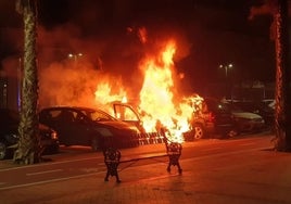 Arde un coche en pleno paseo marítimo de Fuengirola