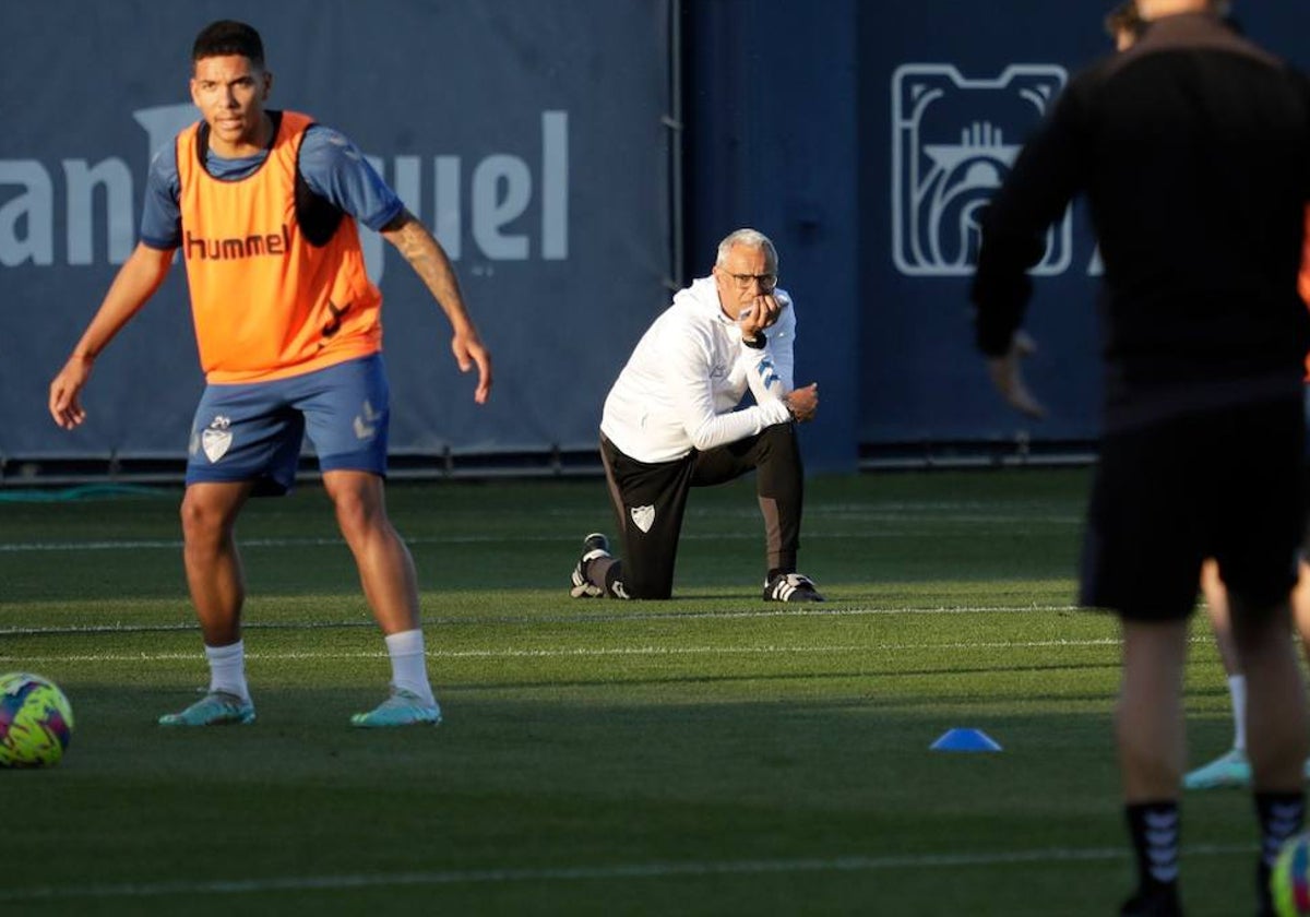 Sergio Pellicer sigue atentamente un entrenamiento del equipo.