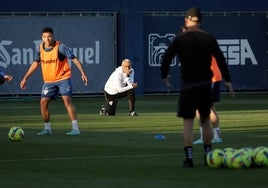 Sergio Pellicer sigue atentamente un entrenamiento del equipo.