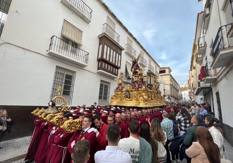 Imagen principal - Arriba, el trono de Jesús El Pobre, en la calle Félix Lomas o de Las Monjas; abajo a la izquierda, salida de Estudiantes desde su casa hermandad en la calle San Francisco, y a la derecha, Regulares de Melilla, desfilando por Vélez-Málaga, este Jueves Santo.