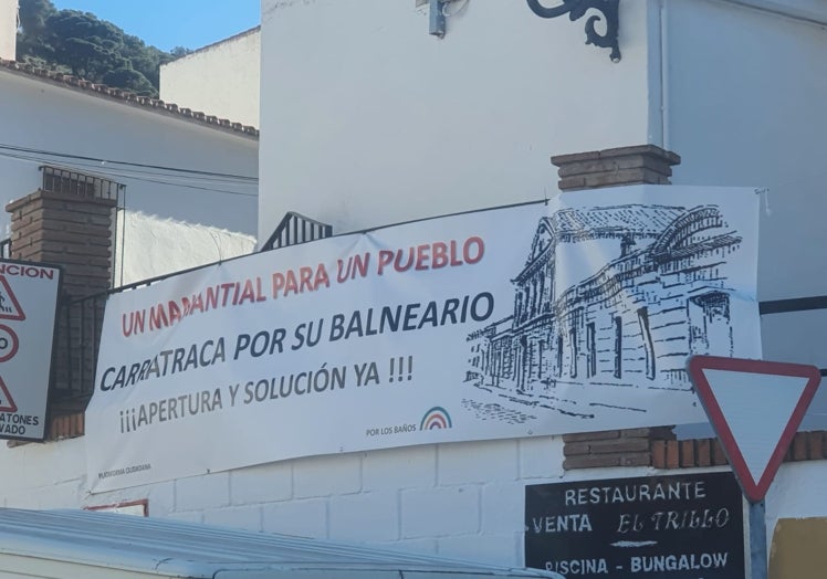 Una de las pancartas instaladas en Carratraca.