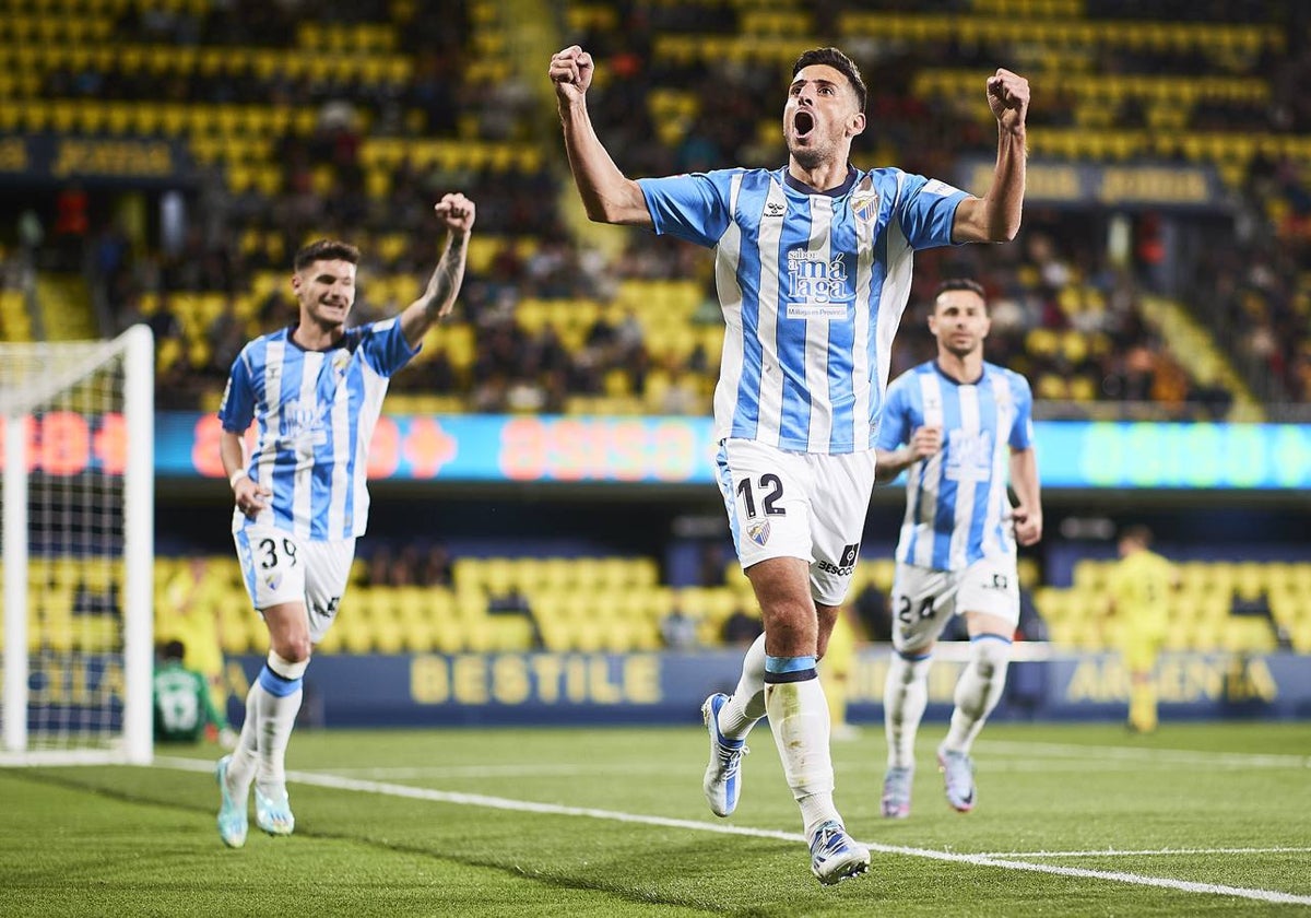 Chavarría celebra con los aficionados malaguistas desplazados a Villarreal el primer gol.