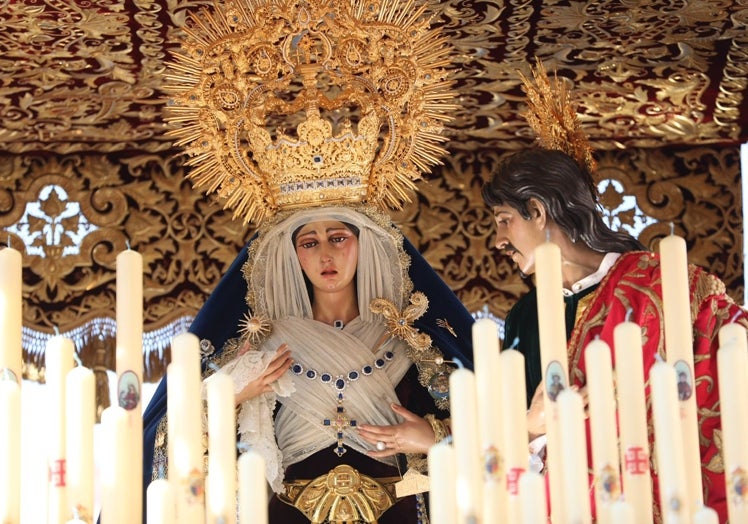 Santa María del Monte Calvario con el techo bordado del palio.