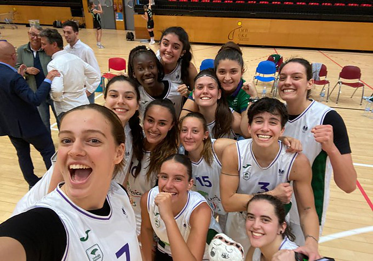 El 'selfie' de las componentes del Unicaja Mijas al término del partido de este sábado.