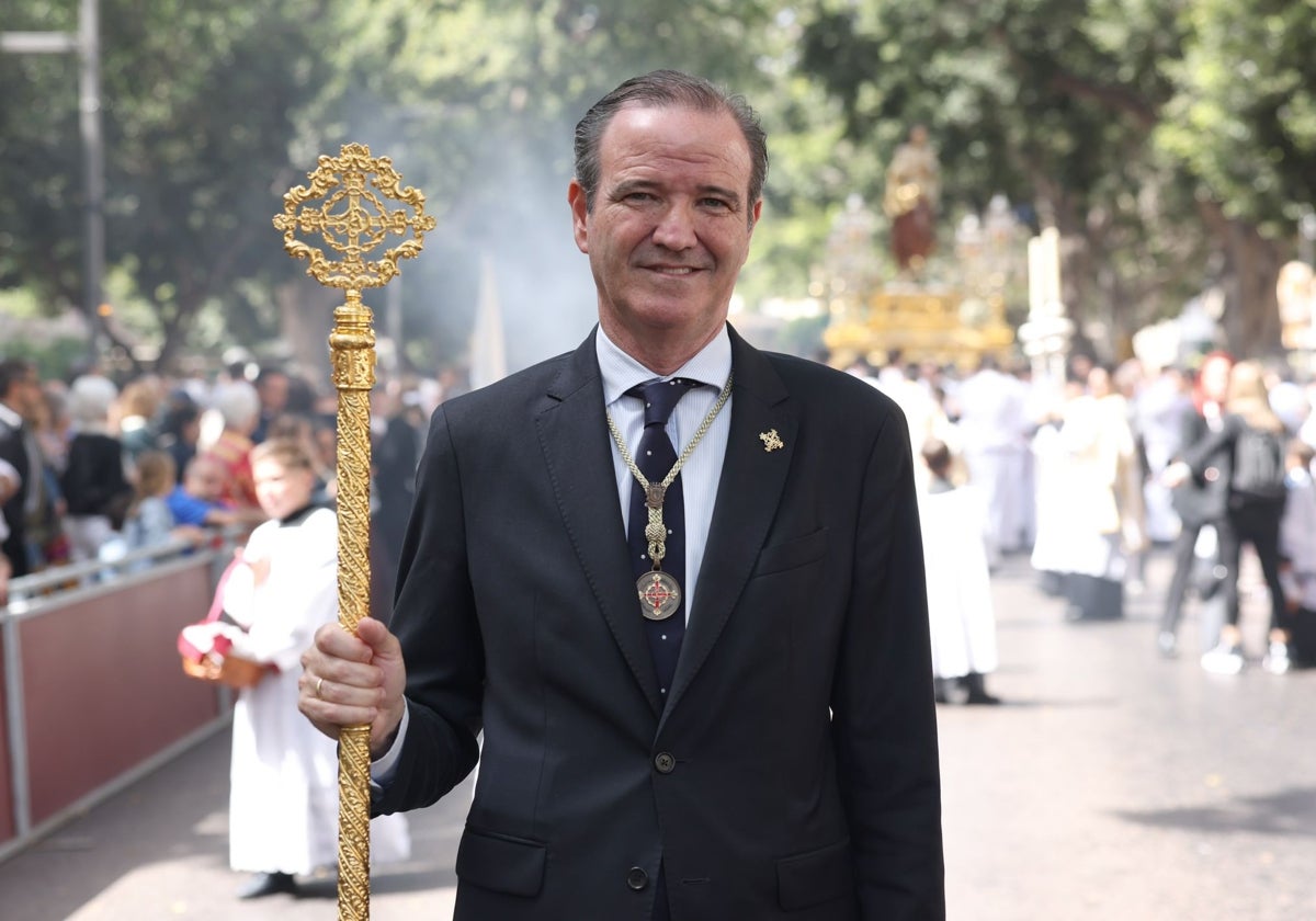 Atencia, delante del trono del Cristo Resucitado.