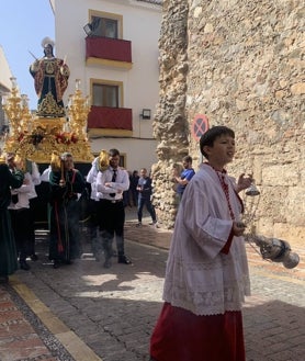 Imagen secundaria 2 - Los niños, portando flores, fueron también protagonistas de la procesión del Domingo de Pascua. 