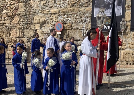 Imagen secundaria 1 - Los niños, portando flores, fueron también protagonistas de la procesión del Domingo de Pascua. 