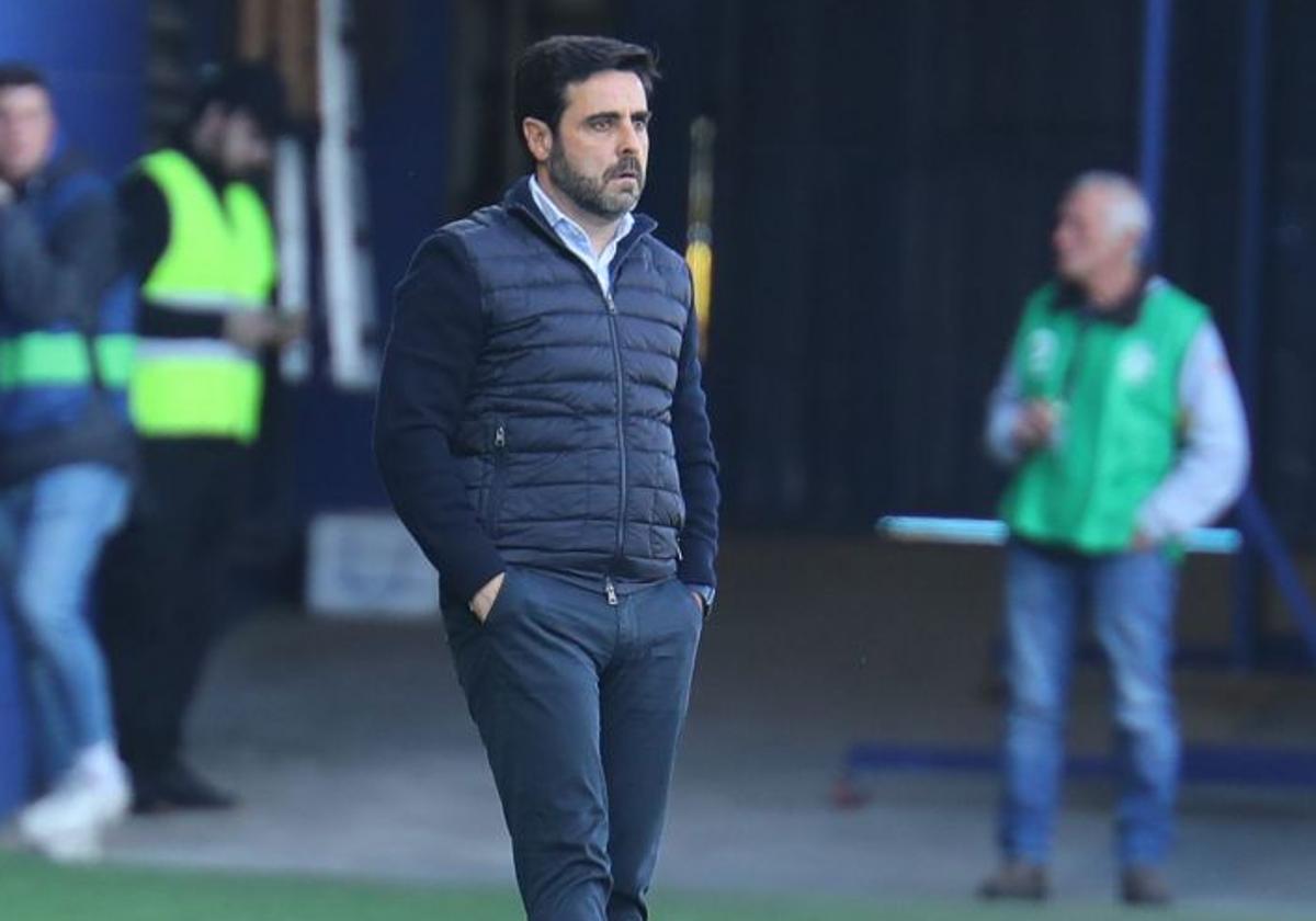 David Gallego durante un partido como entrenador de la Ponferradina.