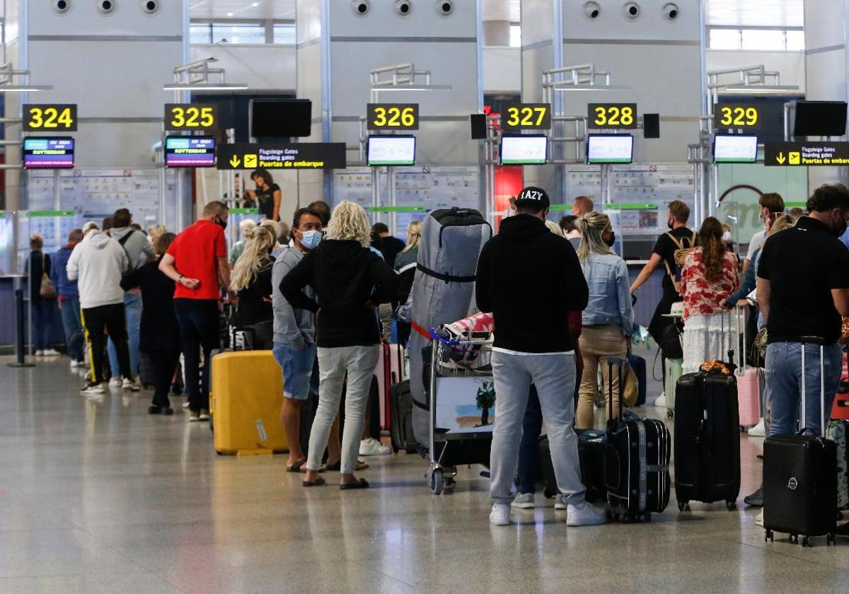 Imagen de archivo de pasajeros en el aeropuerto de Málaga.