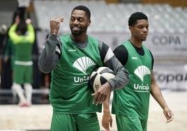 Melvin Ejim, junto a Tyson Carter.