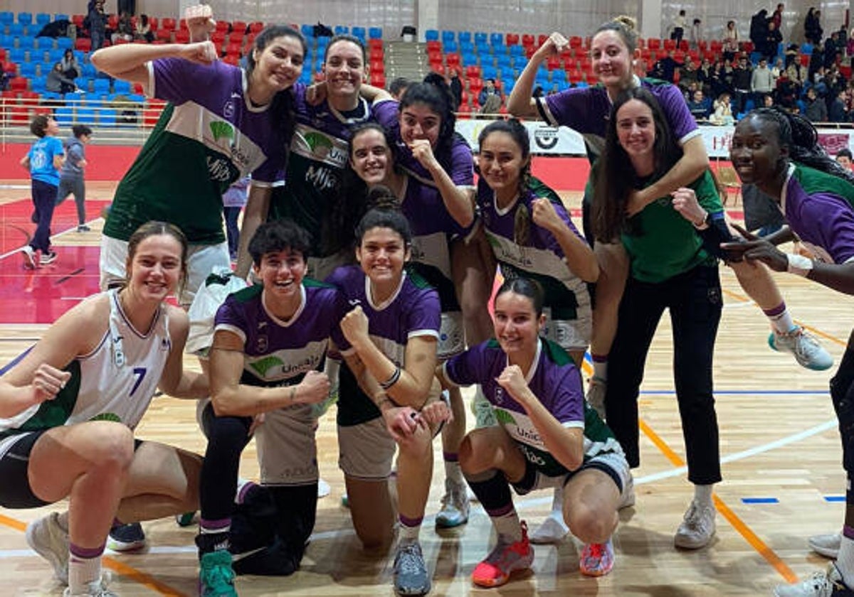 La plantilla del Unicaja Mijas femenino celebra una victoria esta temporada.