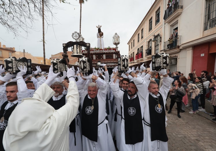 Jesús de la Humillación, a pulso, en el Llano de Doña Trinidad.