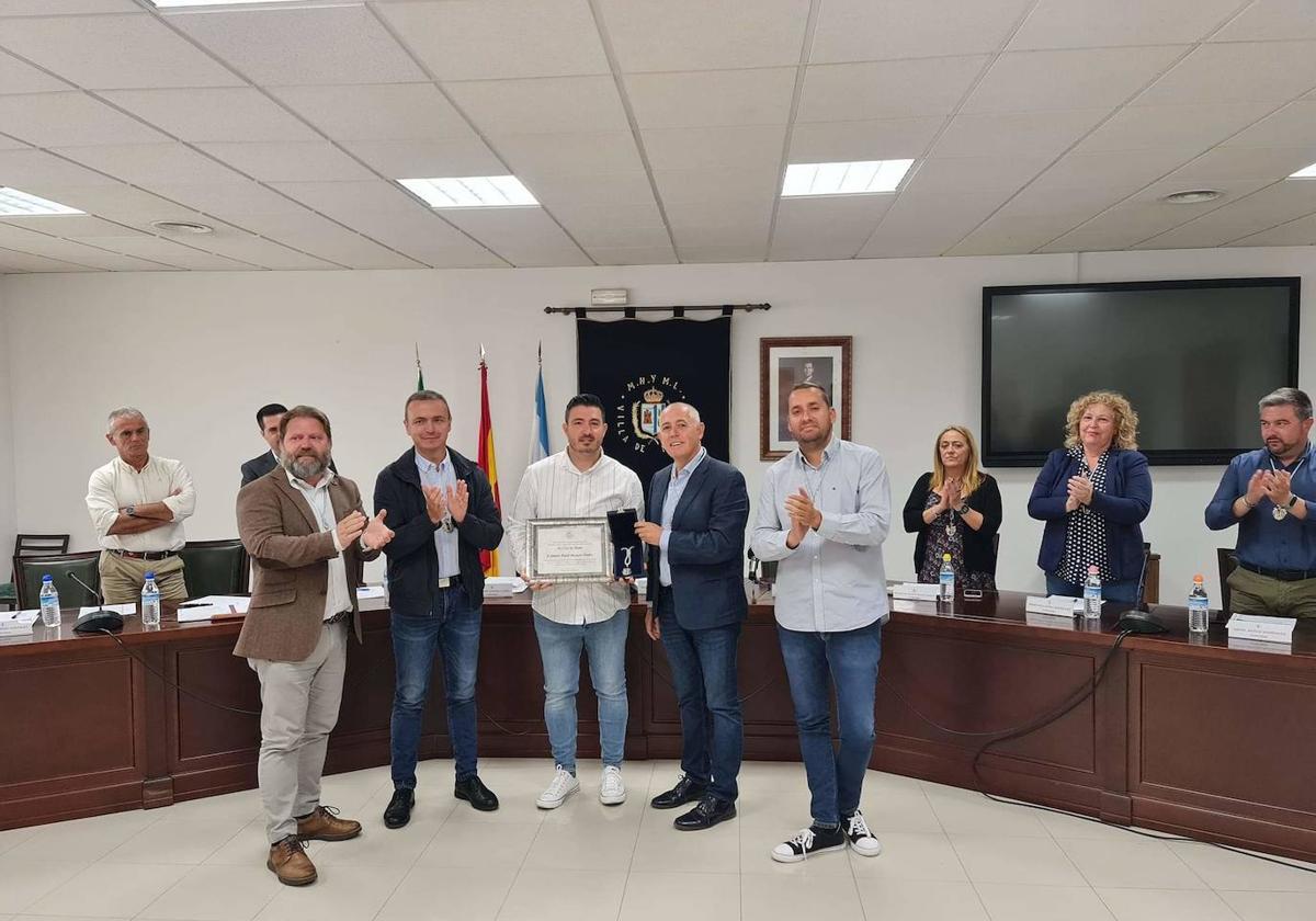 Entrega de la medalla.
