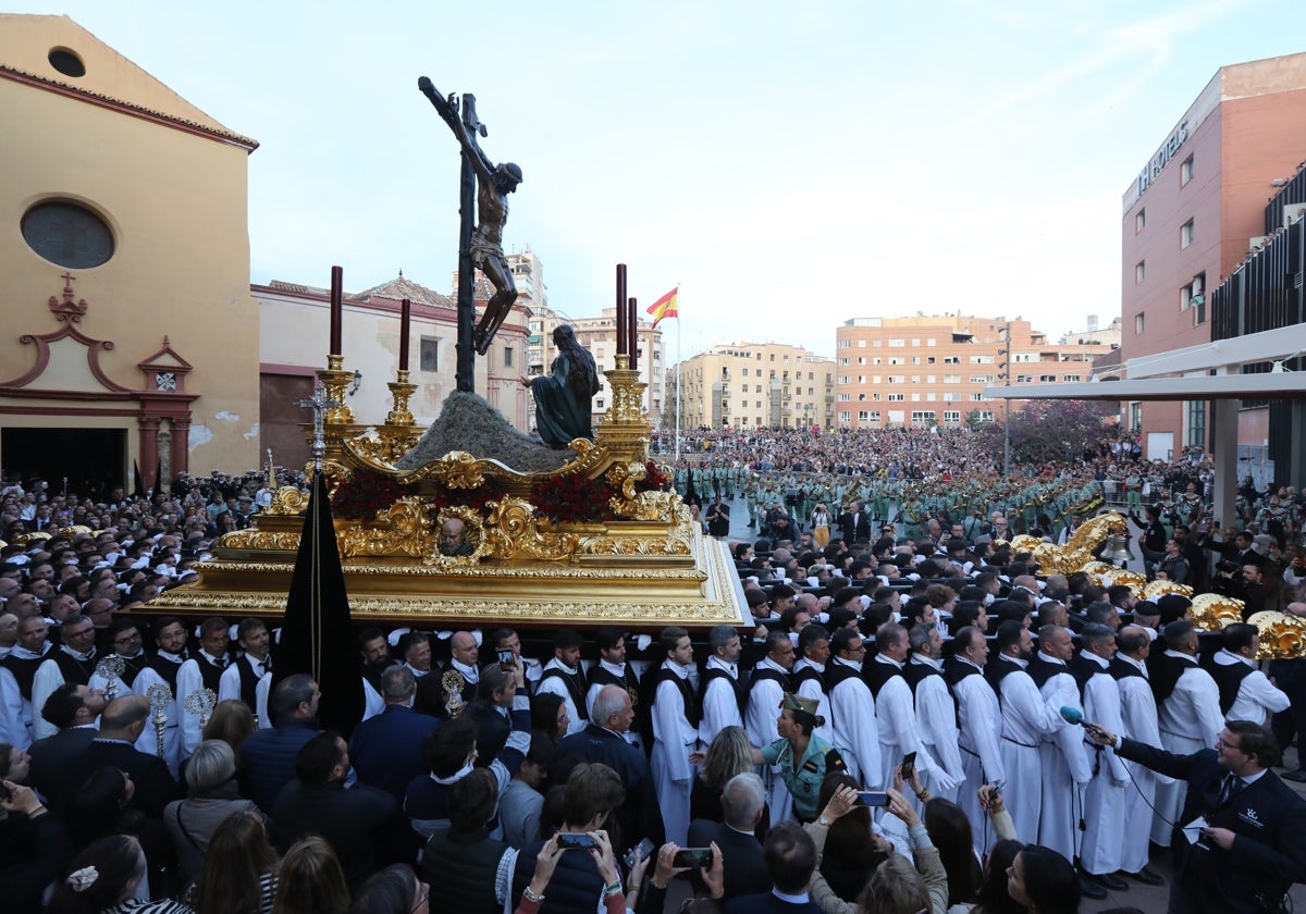 Salida del Cristo de la Buena Muerte y Ánimas, de la Congregación de Mena, en la tarde del multitudinario Jueves Santo malagueño.