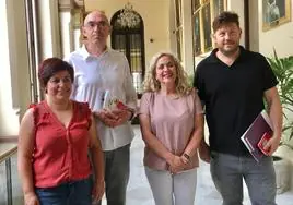 Ramos, tercera izquierda, que fue cuatro en las elecciones municipales de 2019, se quedó fuera hasta que Zorrilla (segundo izg) se marchó del Ayuntamiento en febrero de 2021. A su lado, Paqui Macías y Nicolás Sguiglia.
