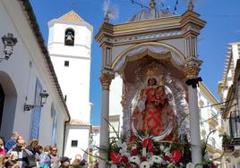 Imagen de la Virgen de la Cabeza, en la procesión en Canillas de Aceituno.