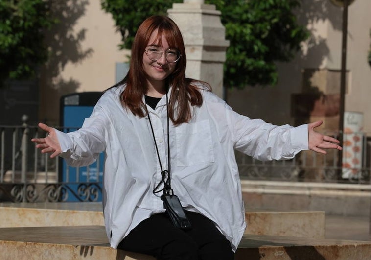 La poetisa Alba González, en la plaza de la Merced, antes de la entrevista.