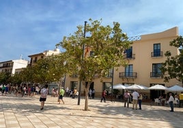 Fachada principal del Ayuntamiento de Vélez-Málaga en la plaza de Las Carmelitas.