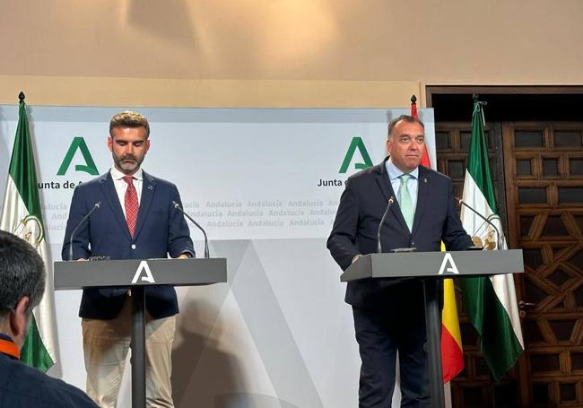 Los consejeros Ramón Fernández-Pacheco y Arturo Bernal comparecen, este martes, tras la reunión del Consejo de Gobierno.