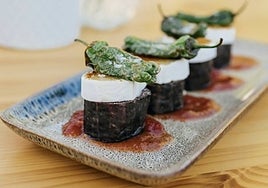 En La Finca sirven la morcilla con queso de cabra, mermelada de tomate y pimientos.