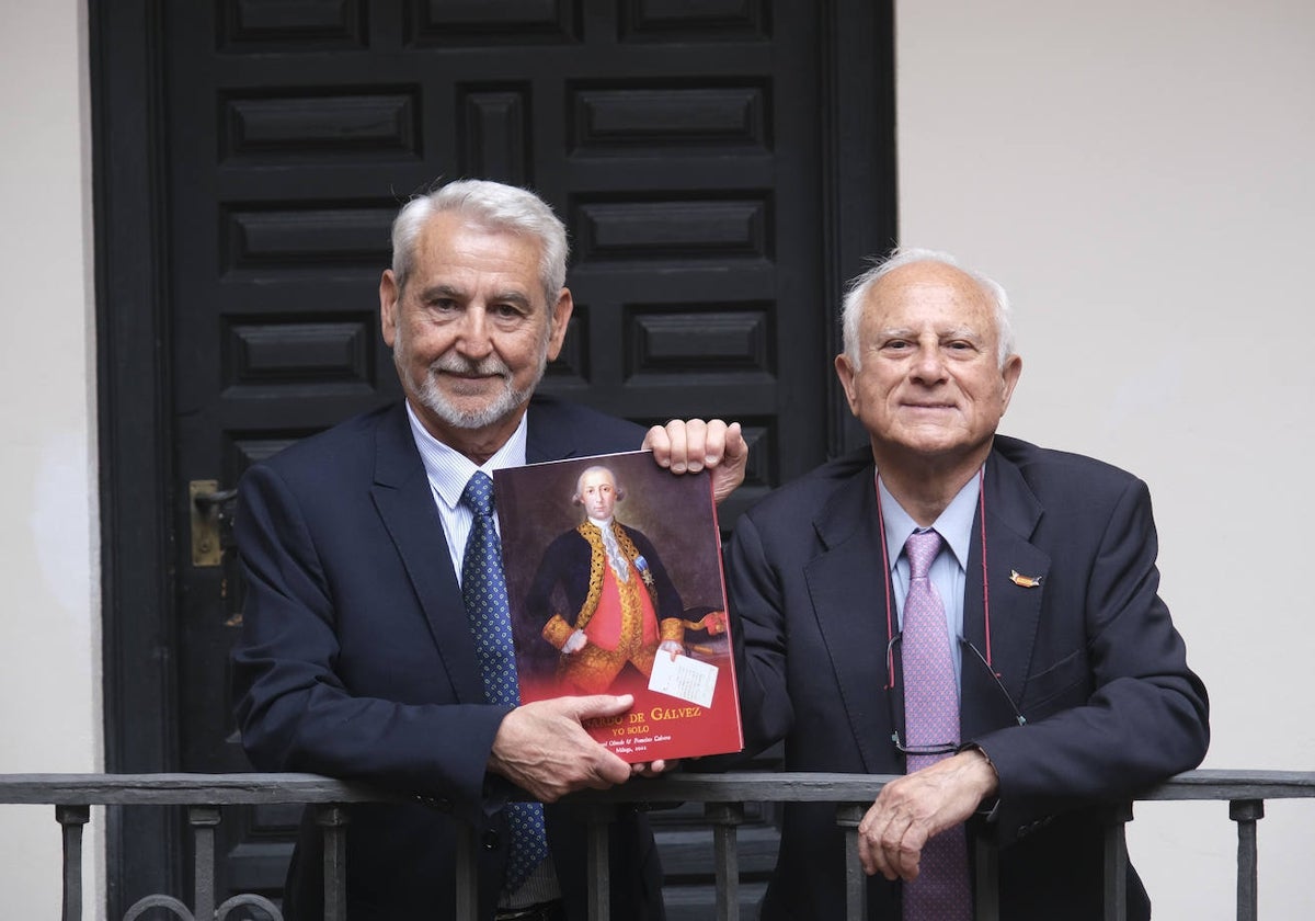 Francisco Cabrera y Manuel Olmedo, minutos antes de la presentación en la Sociedad Económica.