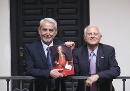 Francisco Cabrera y Manuel Olmedo, minutos antes de la presentación en la Sociedad Económica.