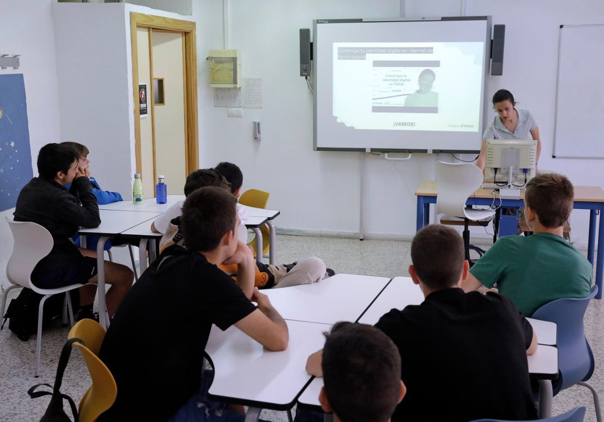 Irene Suárez, estudiante del máster de Informática en la UMA, imparte el taller a estudiantes del IES José María Torrijos.