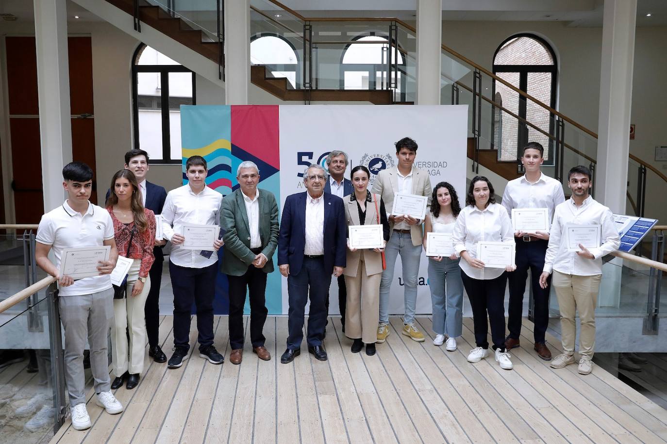 Los jóvenes premiados, con el rector, el vicerrector de Estudiantes y el director de la Fundación General de la UMA.