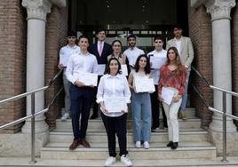 El rector, con el vicerrector de Estudiantes y el director de la Fundación General, con diez de los once estudiantes premiados