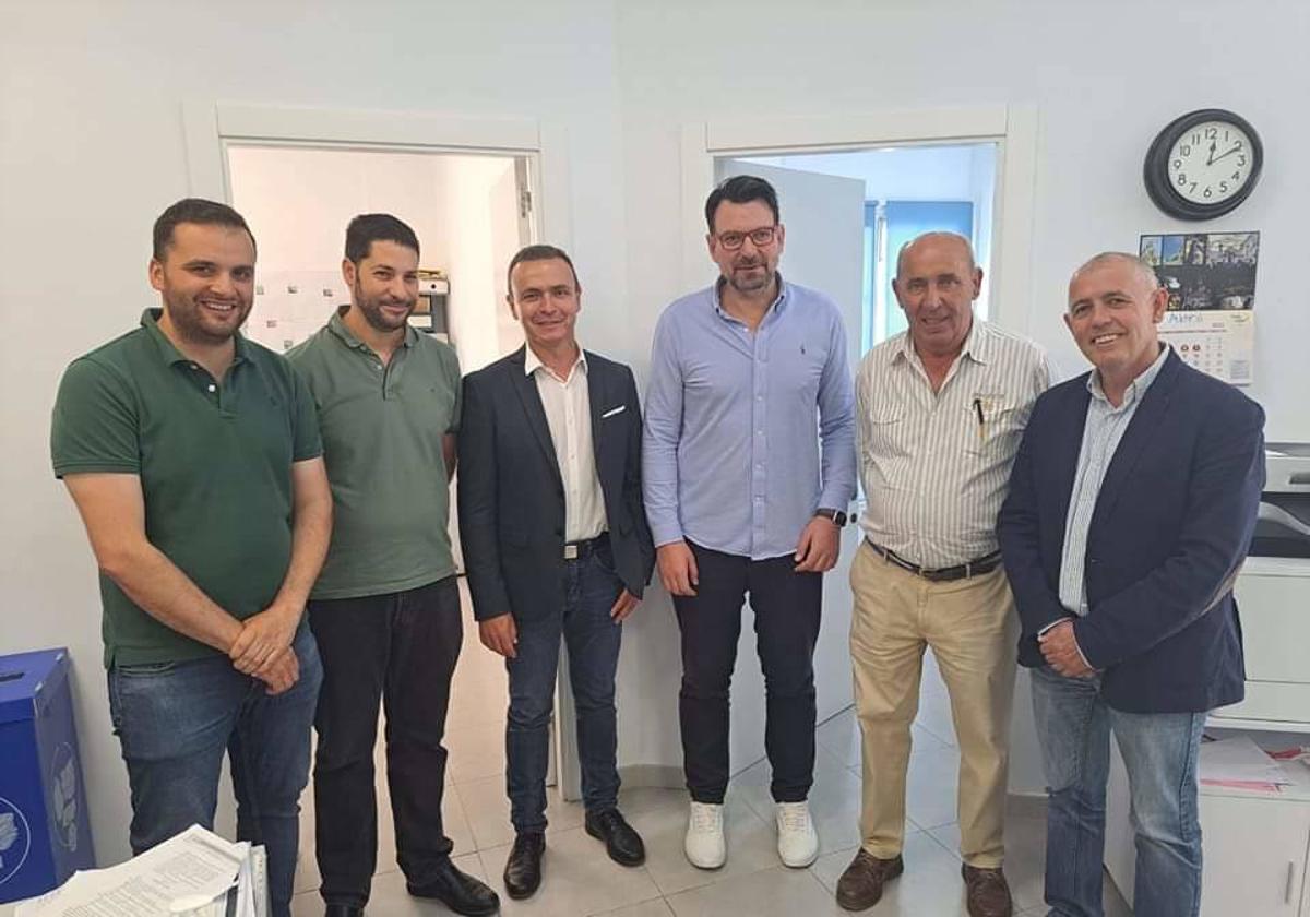 Los artesanos ambulantes de Sabinillas donan parte de sus ganancias a clubes deportivos