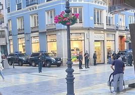 Varias patrullas de la Guardia Civil, esta mañana en calle Larios.