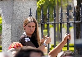 Una miembro de la plataforma en defensa de los regantes, a las puertas del Parlamento.