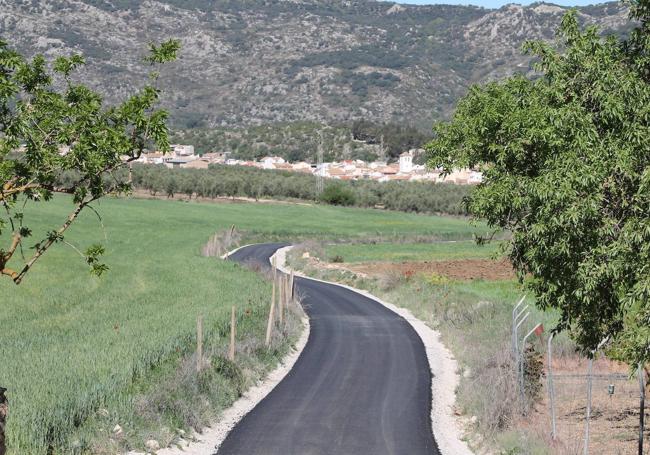 Por este carril se accede al pueblo