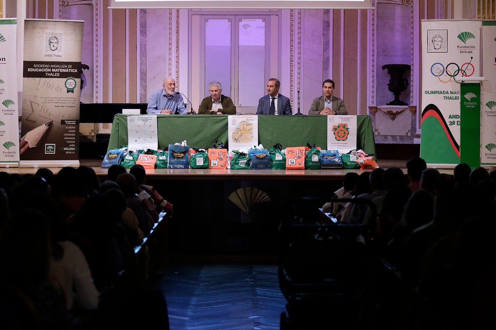 De izquierda a derecha, Francisco González y Salvador Guerrero, de la Sociedad Thales, José Andrés Alonso, jefe del servicio de Inspección de la Delegación de Educación y Juan Antonio Cano, responsable de Educación de la Fundación Unicaja.