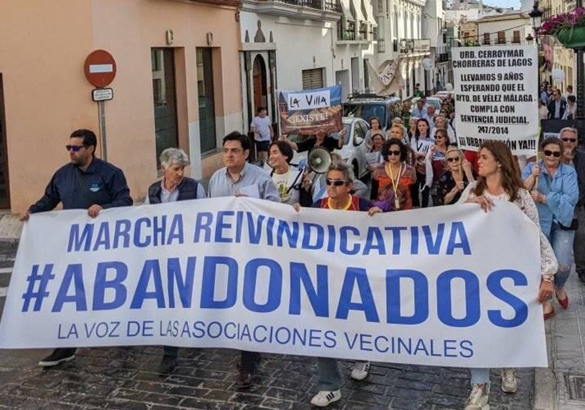 Imagen de la cabecera de la manifestación, este jueves en Vélez-Málaga.