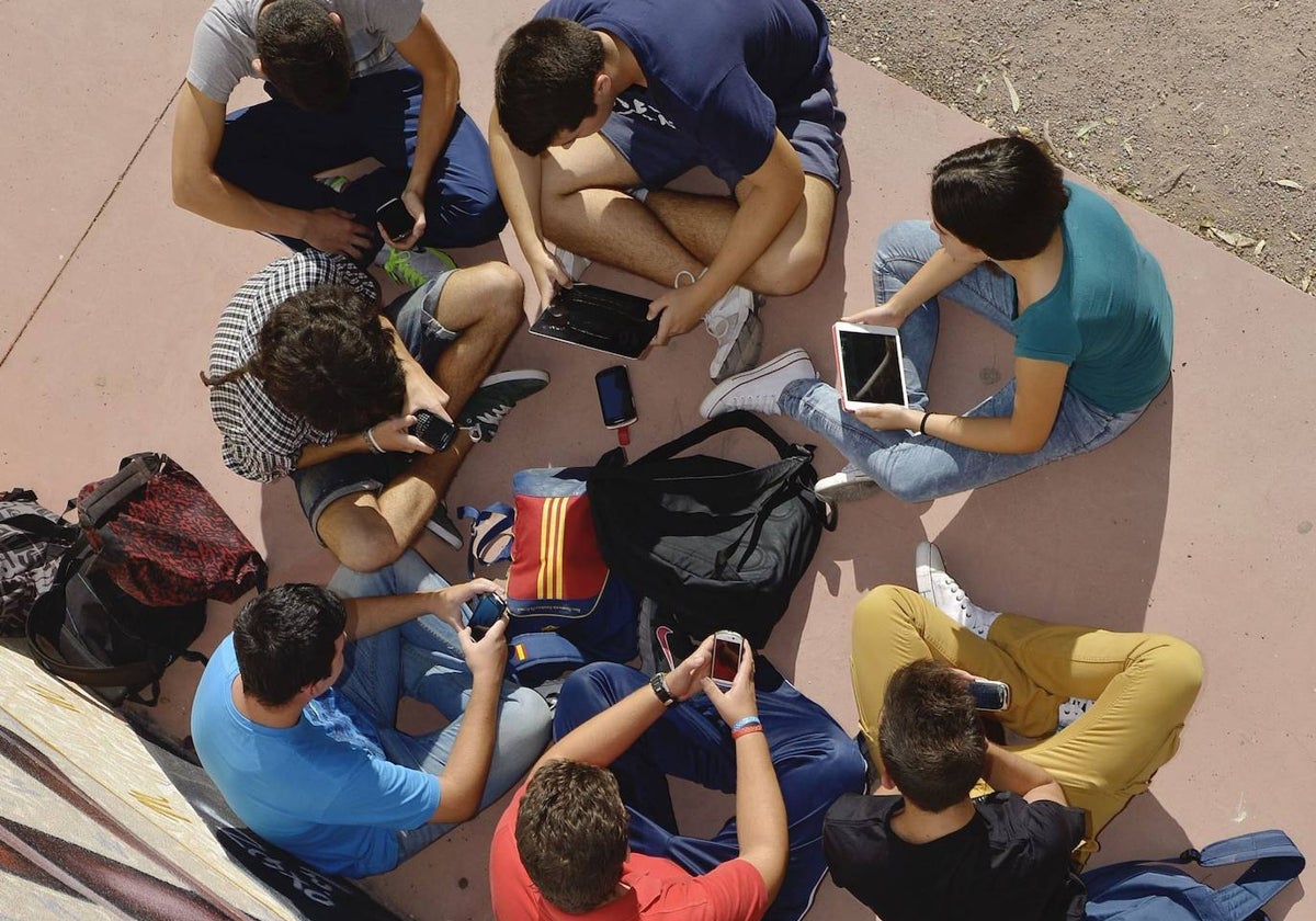 Un grupo de jóvenes reunidos junto a sus móviles, en imagen de archivo.