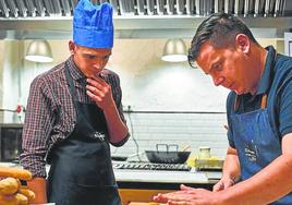 El cocinero Miguel Herrera en la escuela El Golimbreo.