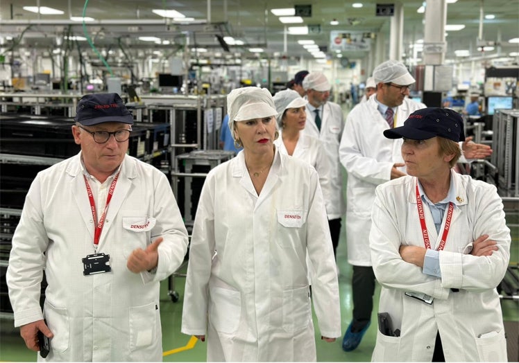 Carolina España visita la planta de Denso Ten España acompañada de sus responsables.