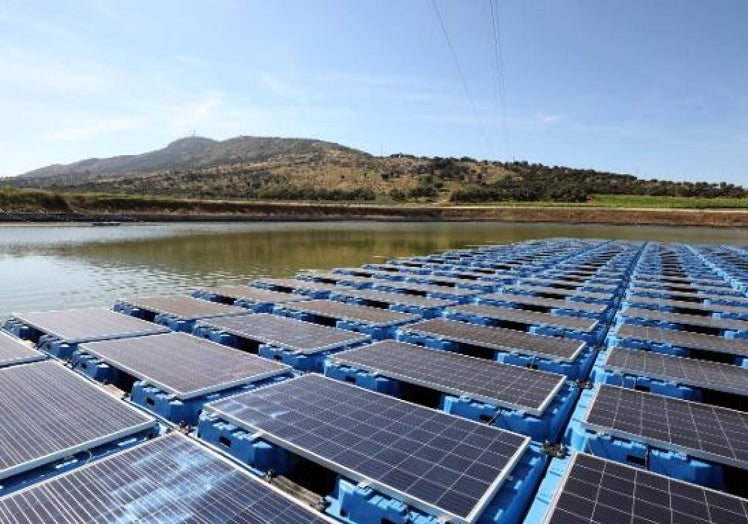 Planta fotovoltaica flotante sobre la presa de Sierra Brava, en Cáceres.