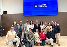 Francisco Salado, con ediles y militantes de su partido en Rincón de la Victoria.