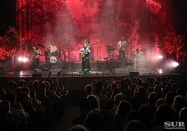 Un Cervantes lleno y la Catedral de Málaga al fondo del escenario.