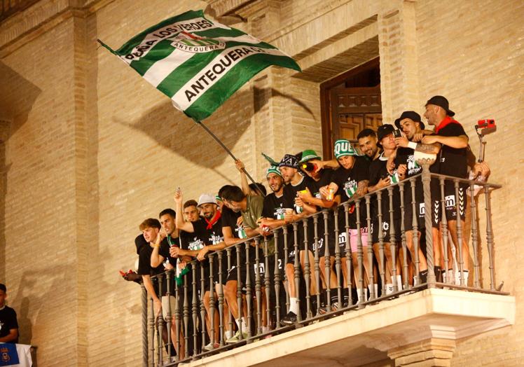 Imagen principal - Imágenes de la rúa por la ciudad y la visita al Ayuntamiento.